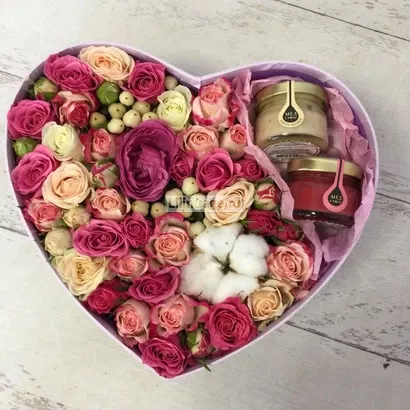 Коробка с цветами и медом "Комплимент". Цена – 4050 руб. Арт – 1316 - №2