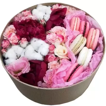 Цветы и макаруны в коробке  "Розовые облака". Цена – 5750 руб. Арт – 211 - №2