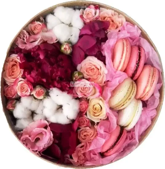Цветы и макаруны в коробке «Цветы и макаруны в коробке  "Розовые облака"» - фото 1
