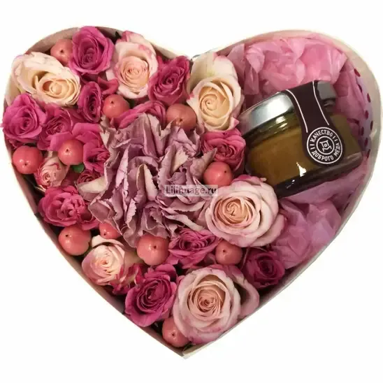 Цветы и макаруны в коробке «Цветы и мед-суфле "Валентинка"» - фото 1