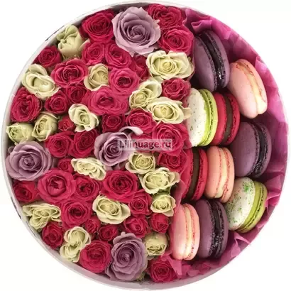 Цветы и  макаруни в коробке "Фиолет". Цена – 7500 руб. Арт – 561 - №2