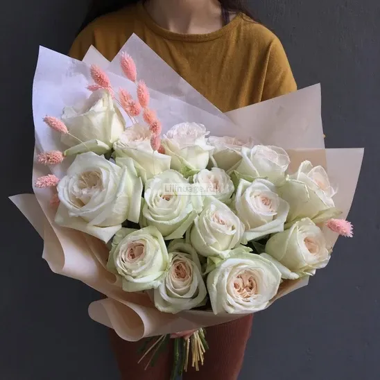 Розы «17 ароматных роз сорта " White O'hara""» - фото 1