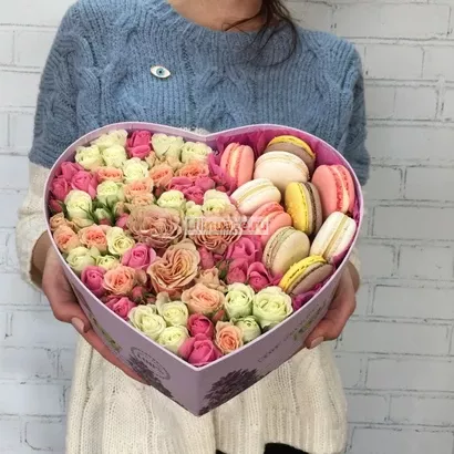 Цветы и макаруны в коробке "Сладостная мечта". Цена – 6000 руб. Арт – 1314 - №1