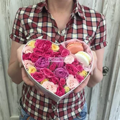 Коробка с цветами и макарони "Комплимент". Цена – 3500 руб. Арт – 1315 - №1
