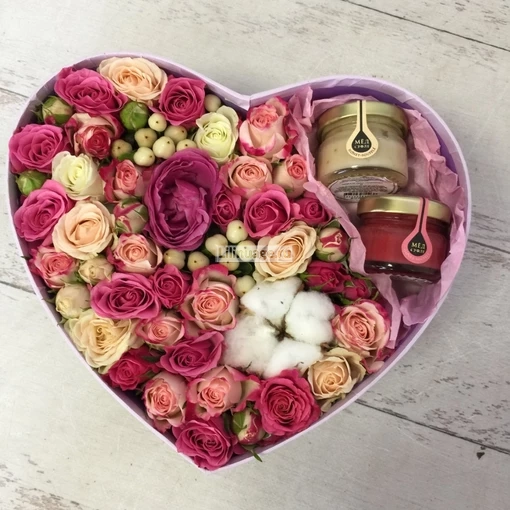 Коробка с цветами и медом "Комплимент". Цена – 5400 руб. Арт – 1316