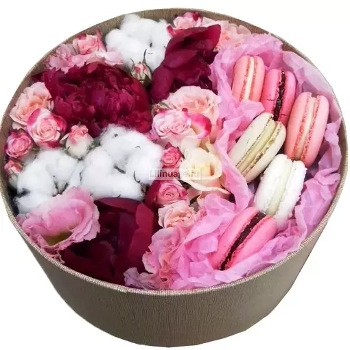 Цветы и макаруны в коробке  "Розовые облака". Цена – 5400 руб. Арт – 211