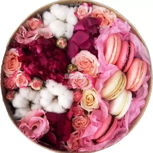 Цветы и макаруны в коробке  "Розовые облака". Цена – 3500 руб. Арт – 211