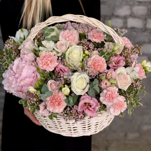 Корзина цветов Романтика. Цена – 13500 руб. Арт – 2323