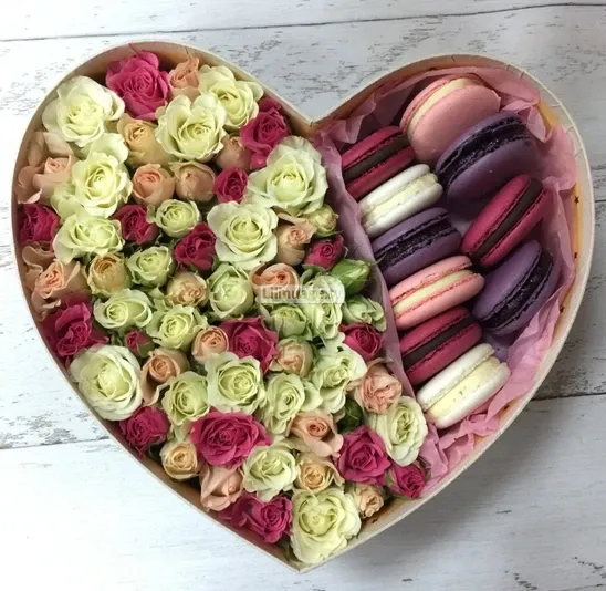  Розы «Коробка с макарунами и цветами  "Айола"» - фото 1
