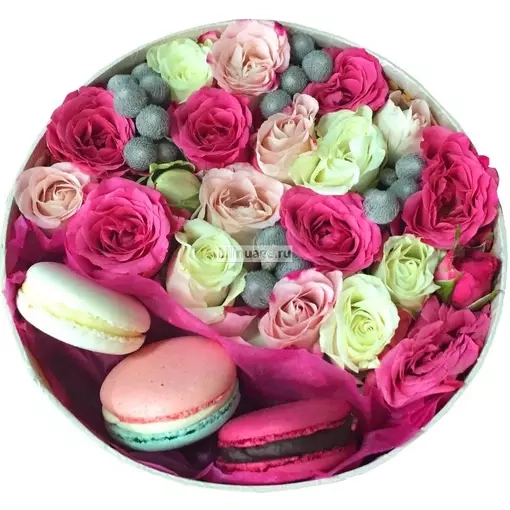 Цветы и макаруны в коробке  "Вишня". Цена – 4070 руб. Арт – 362 - №1