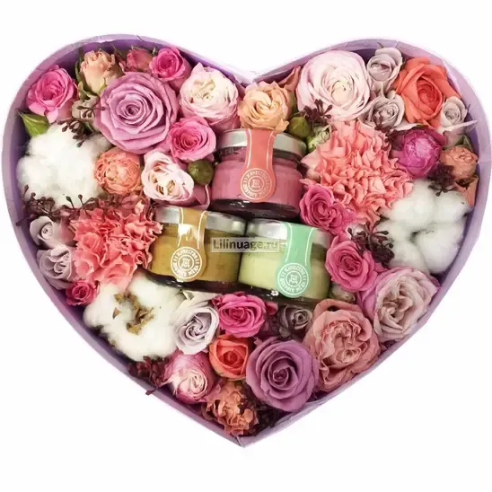 Цветы и макаруны в коробке «Цветы и мед-суфле "Маргарита с клубникой"» - фото 2