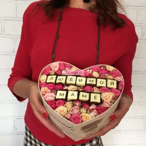 Коробка с цветами и буквами "Любимой Маме". Цена – 6360 руб. Арт – 446 - №1