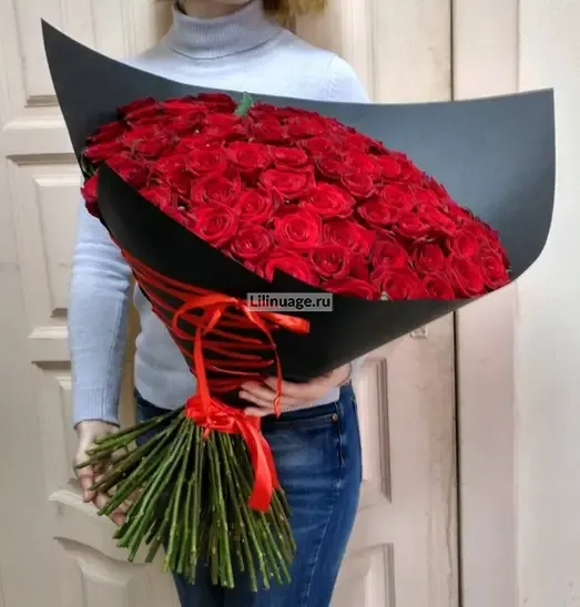  Розы «Красная роза в дизайнерской упаковке» - фото 4