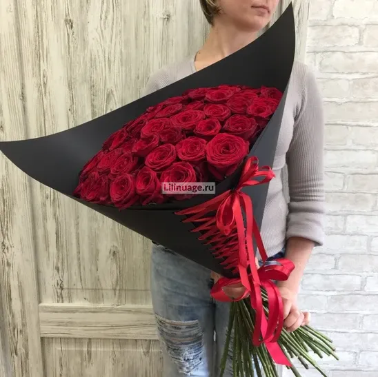  Розы «Красная роза в дизайнерской упаковке» - фото 2