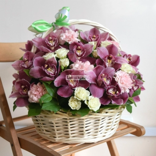 Корзина с 25 розовыми орхидеями и диантусом. Цена – 18660 руб. Арт – 5569