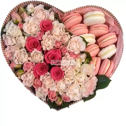 Коробка с макарунами и цветами  "Розовые сны". Цена – 7500 руб. Арт – 560 - №1