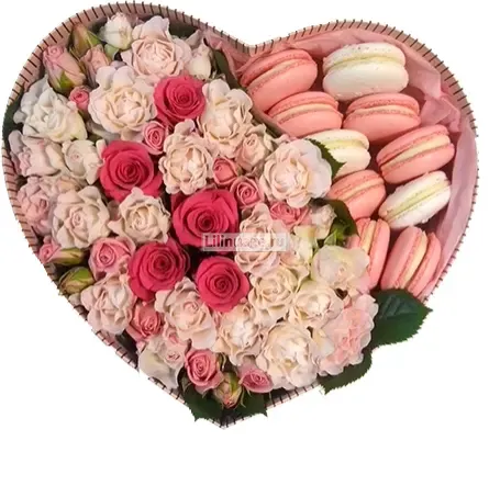  Розы «Коробка с макарунами и цветами  "Розовые сны"» - фото 1