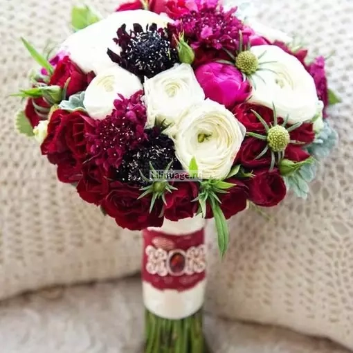 Букет невесты из рунункулюсов, роз и скабиозы. Цена – 13500 руб. Арт – 563