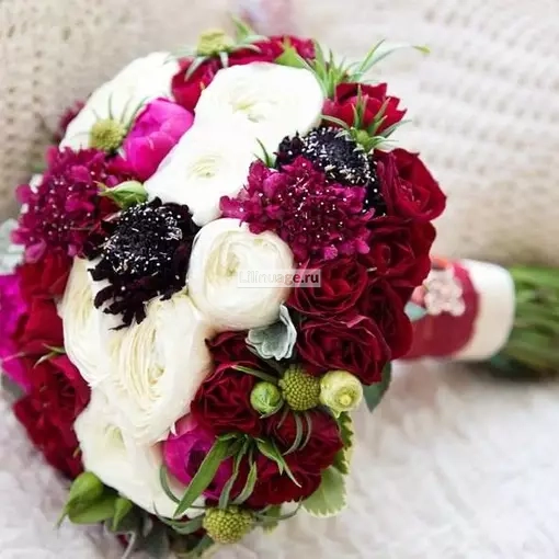 Букет невесты из рунункулюсов, роз и скабиозы. Цена – 13500 руб. Арт – 563
