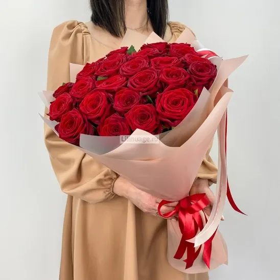 Розы «25 красных роз Ред Наоми» - фото 3