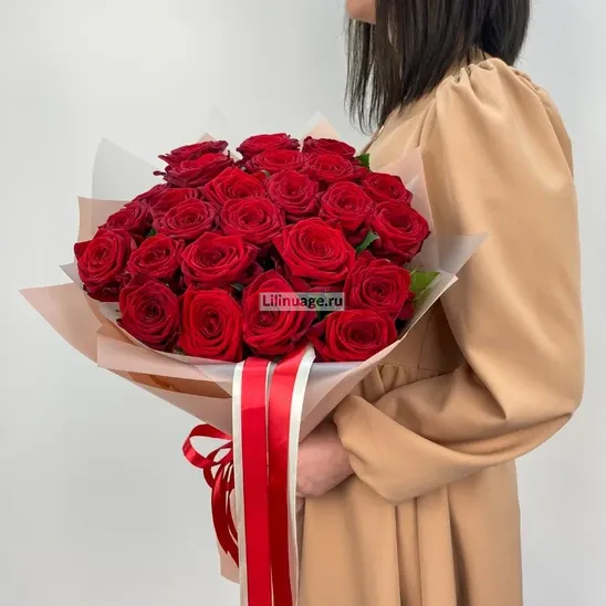 Розы «25 красных роз Ред Наоми» - фото 4