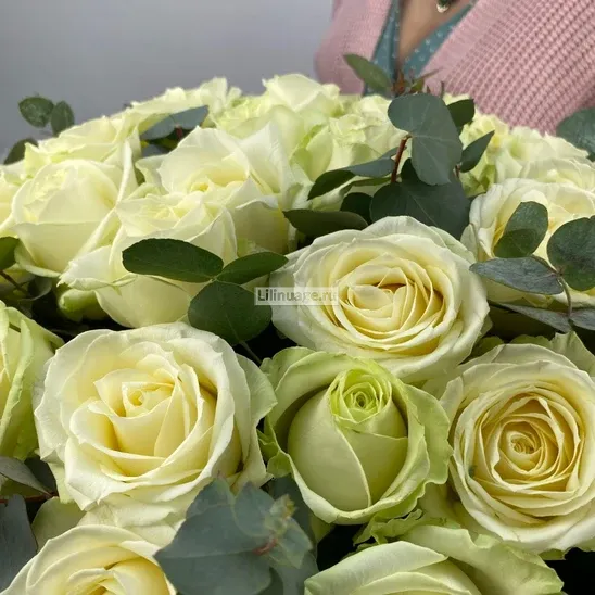 Розы «19 роз Аваланж с эвкалиптом» - фото 4