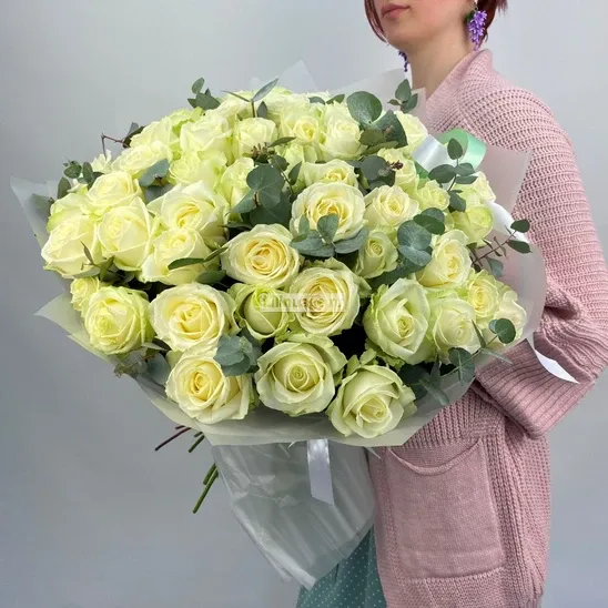Розы «55 роз Аваланж с эвкалиптом» - фото 1