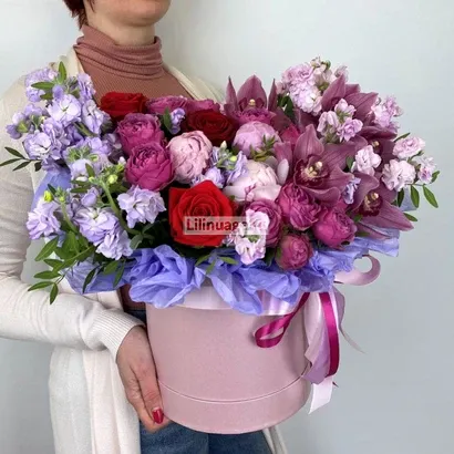 Цветы в коробке с доставкой по Москве