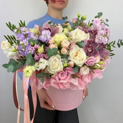 Цветы в коробке женщине с Днем Рождения