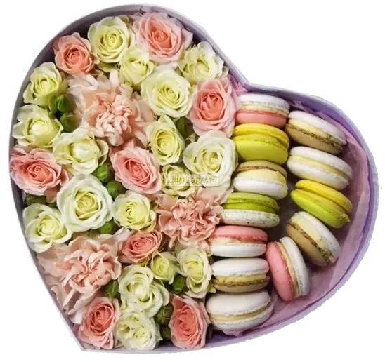 Коробка с цветами и макарони «Элен»