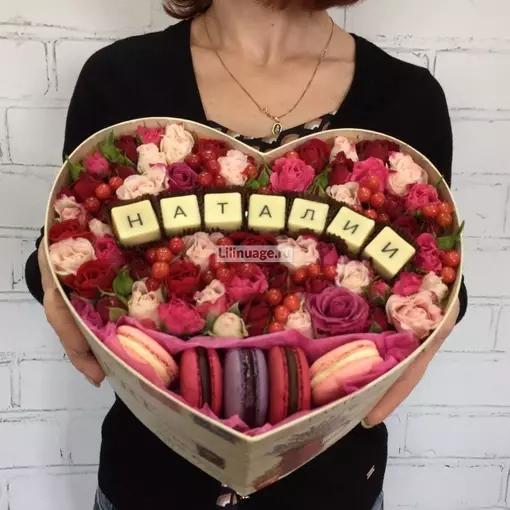 Коробка с цветами и сладостями. Цена – 6500 руб. Арт – 708 - №1